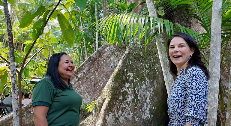 رئيسة الجمعية العامة، أنالينا بيربوك، تلتقي سيدة الأعمال البرازيلية دونا نينا في جزيرة كومبو، بالقرب من بيليم